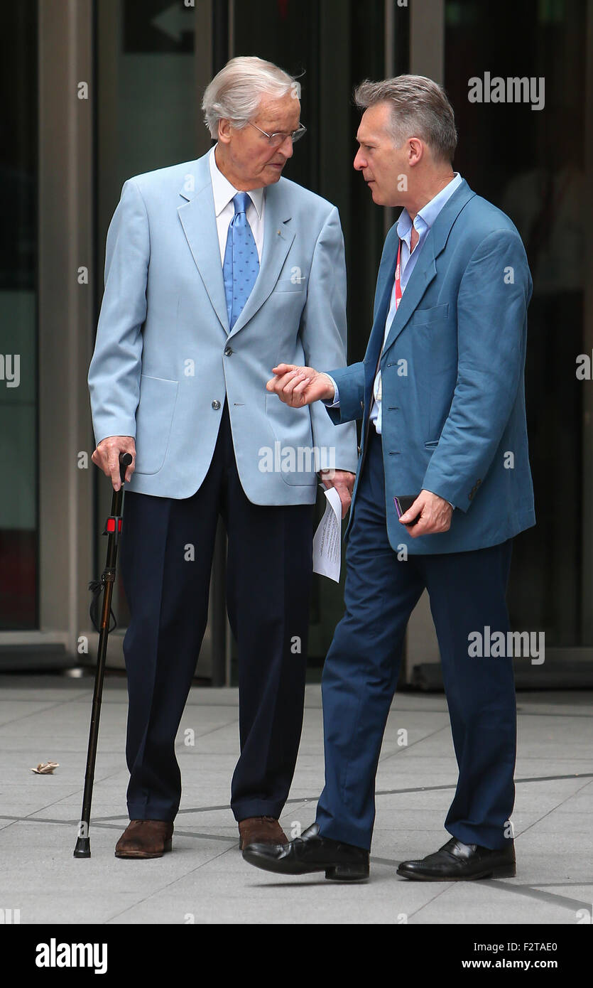 Nicholas Parsons lascia Broadcasting House usando un bastone da passeggio con: Nicholas Parsons dove: Londra, Regno Unito quando: 23 Lug 2015 Foto Stock
