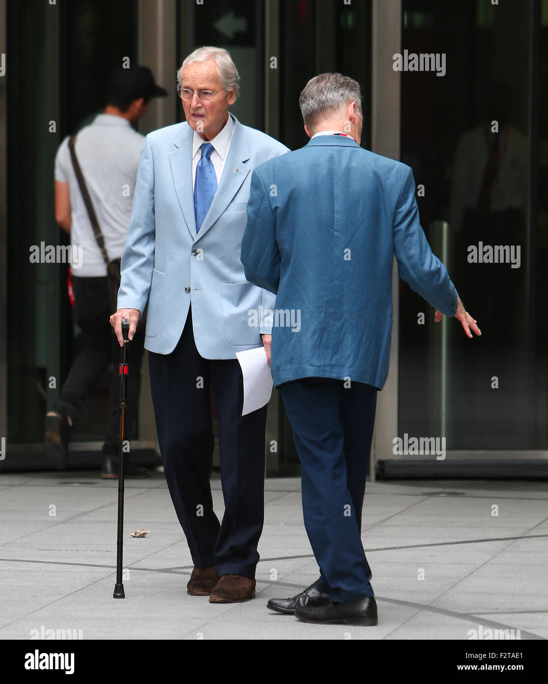 Nicholas Parsons lascia Broadcasting House usando un bastone da passeggio con: Nicholas Parsons dove: Londra, Regno Unito quando: 23 Lug 2015 Foto Stock