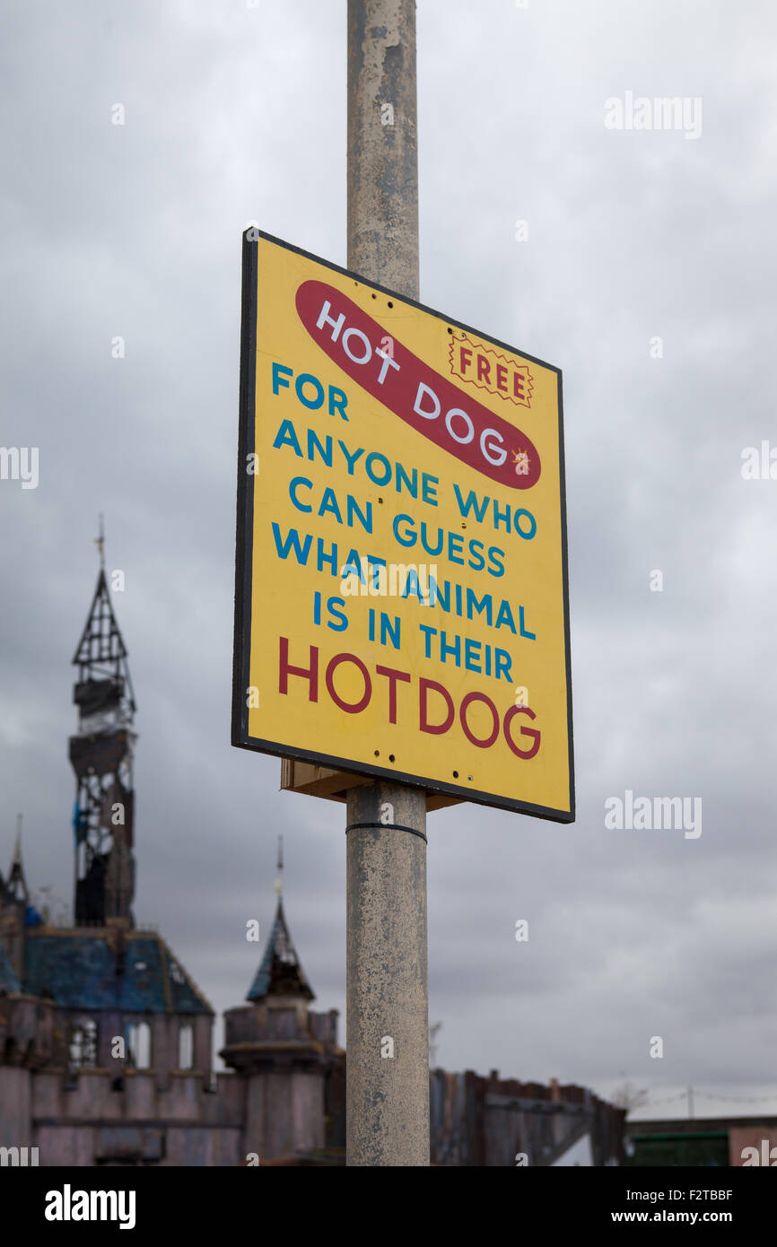 Dismaland : Bemusement Park. Weston-super-Mare. Free hot dog per chiunque è in grado di indovinare quale animale è in esso. Foto Stock