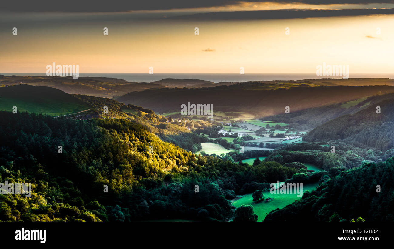 Sun splendenti su Melindwr valle sulle montagne Cambriano Galles Ceredigion REGNO UNITO Foto Stock