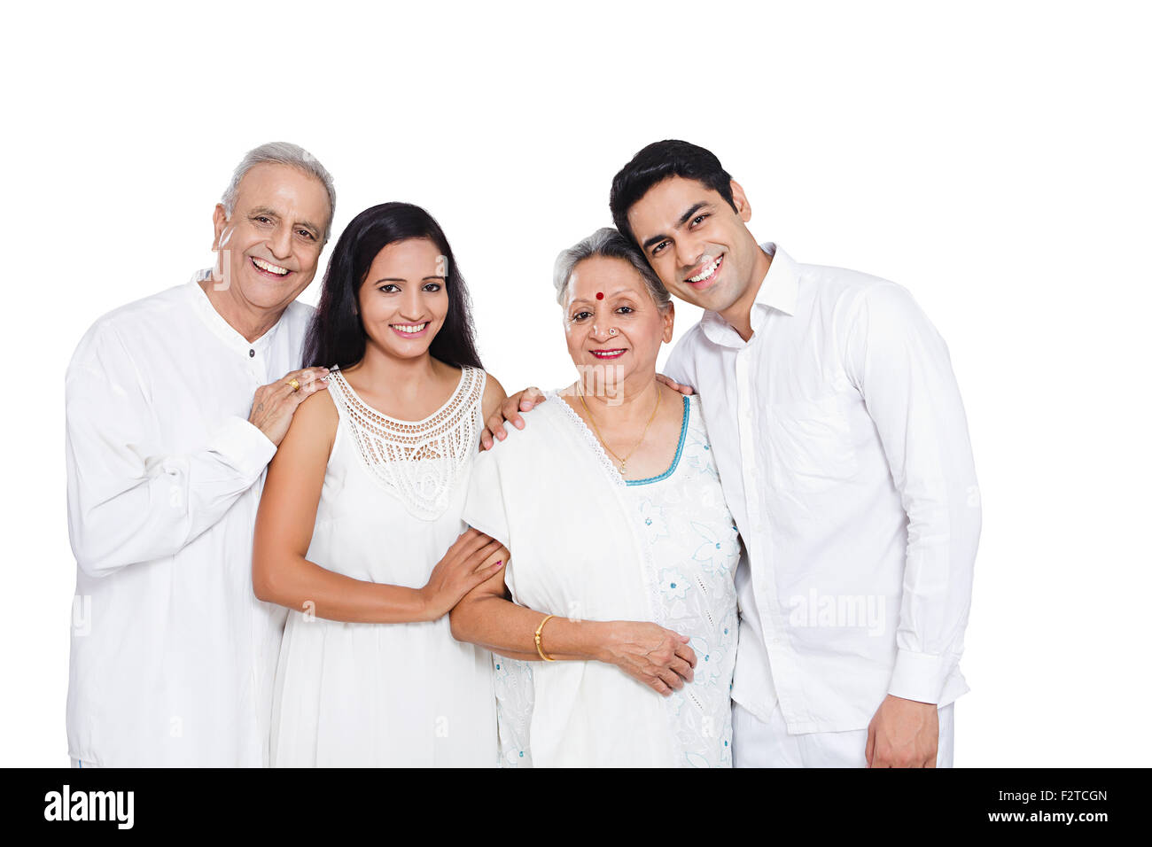 4 Adulto indiano solo i genitori del figlio e Daughter-In-legge in piedi Foto Stock