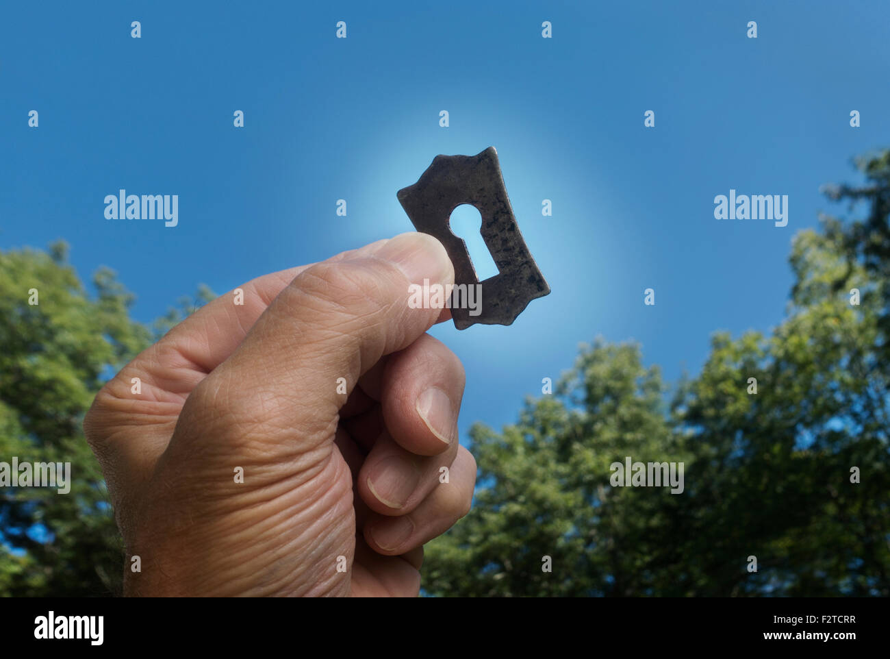 Uomo con antica porta piastra keyhole Foto Stock