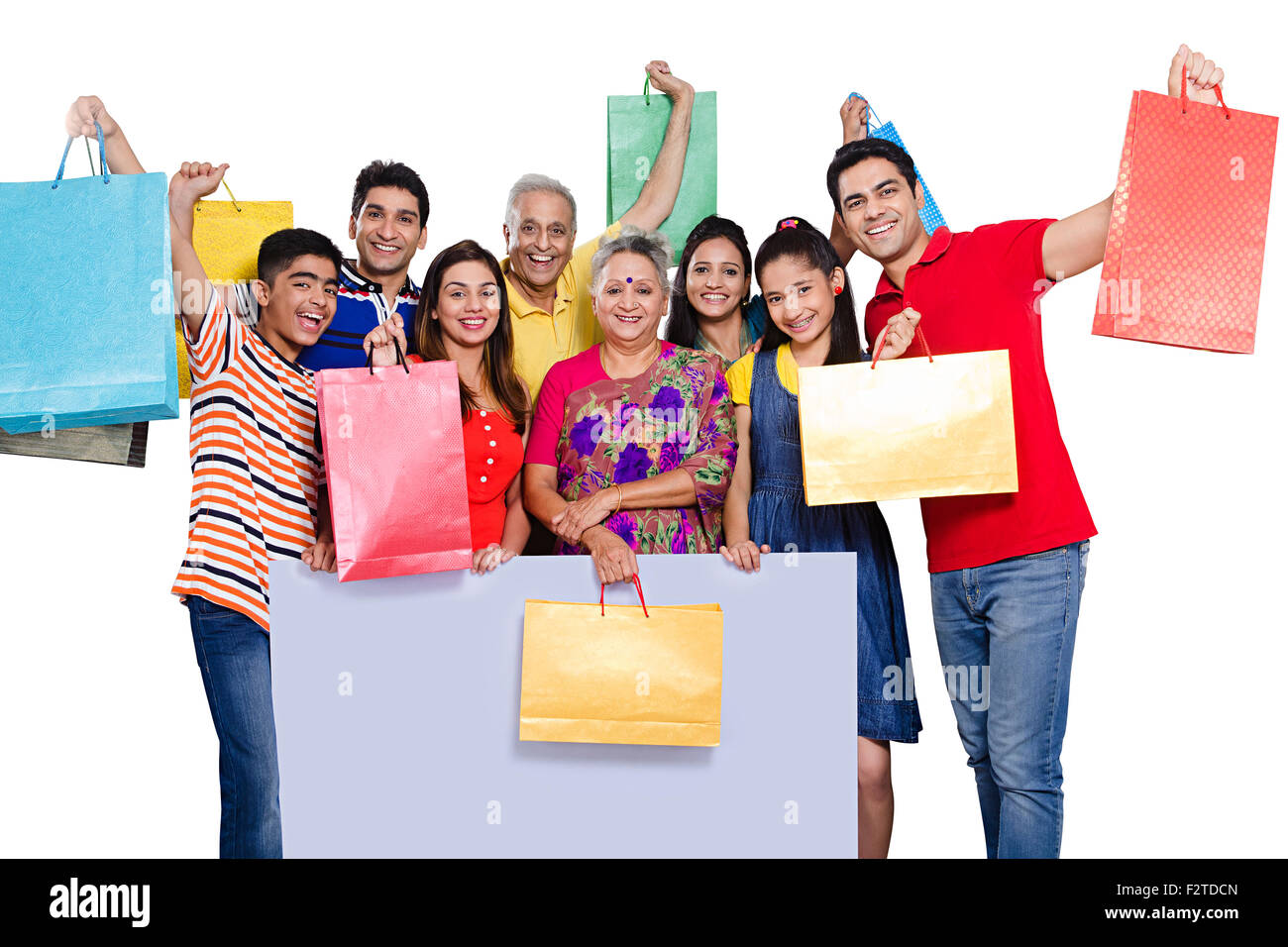 Gruppo indiano famiglia comune bacheca mostrando e shopping bag Foto Stock