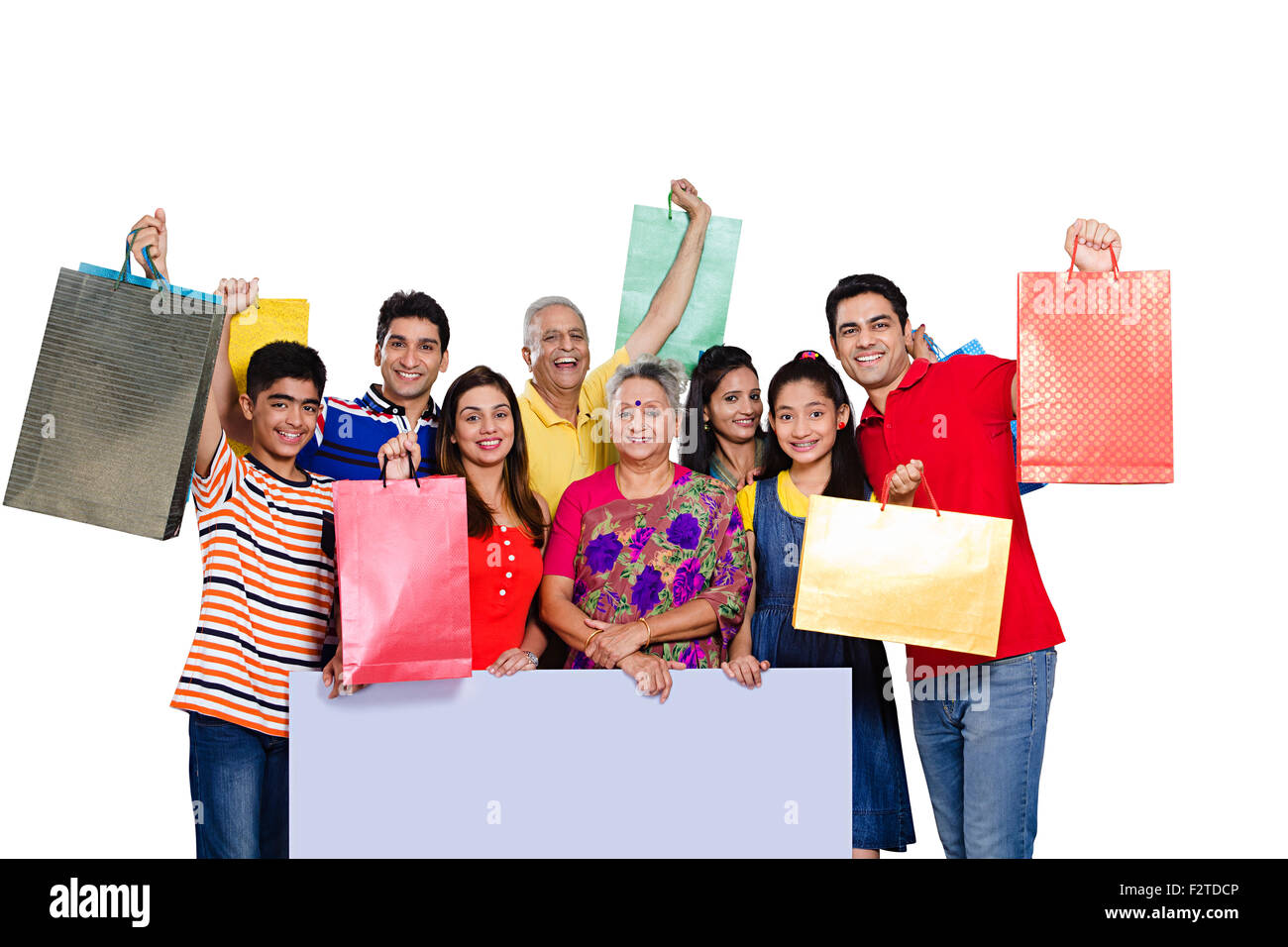 Gruppo indiano famiglia comune bacheca mostrando e shopping bag Foto Stock