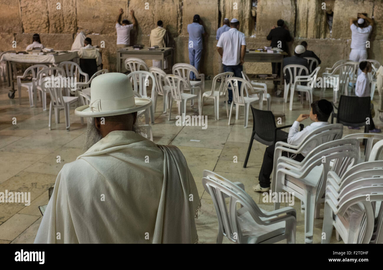 (150924) -- Gerusalemme, Sett. 24, 2015 (Xinhua) -- uomini ebrei pregare presso il Muro Occidentale durante Yom Kippur nella Città Vecchia di Gerusalemme, sul Sett. 23, 2015. Yom Kippur, il giorno ebraico di espiazione e il santissimo giorno del calendario ebraico, cadde dal tramonto di settembre 22 al tramonto di settembre 23 Quest'anno. Yom Kippur, noto anche come il giorno dell'Espiazione, è il santissimo giorno dell anno nel giudaismo. I suoi temi centrali sono di espiazione e di pentimento. Il popolo ebraico tradizionalmente osservare questo giorno santo con un approssimativo 25 ore di periodo di digiuno e di preghiera intensivo, spesso trascorrendo la maggior parte della giornata in sinagoga ser Foto Stock