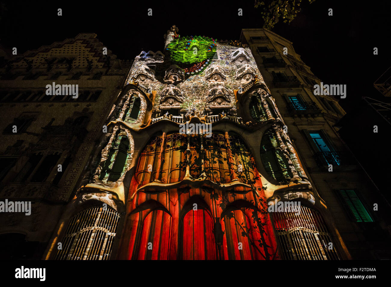 Barcellona, in Catalogna, Spagna. 23 Sep, 2015. Il drago di San Jordi's Legend, la Catalogna il patrono, soffia un enorme palla di fuoco sulla facciata della Casa Batllo durante un video mapping per celebrare 10 anni di iscrizione sulla Lista del Patrimonio Mondiale dell'Unesco come parte del "Opere di Antoni Gaudi' © Matthias Oesterle/ZUMA filo/Alamy Live News Foto Stock