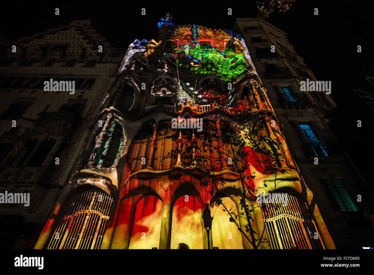 Barcellona, in Catalogna, Spagna. 23 Sep, 2015. Il drago di San Jordi's Legend, la Catalogna il patrono, soffia un enorme palla di fuoco sulla facciata della Casa Batllo durante un video mapping per celebrare 10 anni di iscrizione sulla Lista del Patrimonio Mondiale dell'Unesco come parte del "Opere di Antoni Gaudi' © Matthias Oesterle/ZUMA filo/Alamy Live News Foto Stock