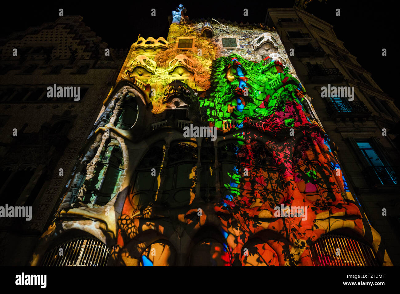 Barcellona, in Catalogna, Spagna. 23 Sep, 2015. Il drago di San Jordi's Legend, la Catalogna il patrono, soffia un enorme palla di fuoco sulla facciata della Casa Batllo durante un video mapping per celebrare 10 anni di iscrizione sulla Lista del Patrimonio Mondiale dell'Unesco come parte del "Opere di Antoni Gaudi' © Matthias Oesterle/ZUMA filo/Alamy Live News Foto Stock