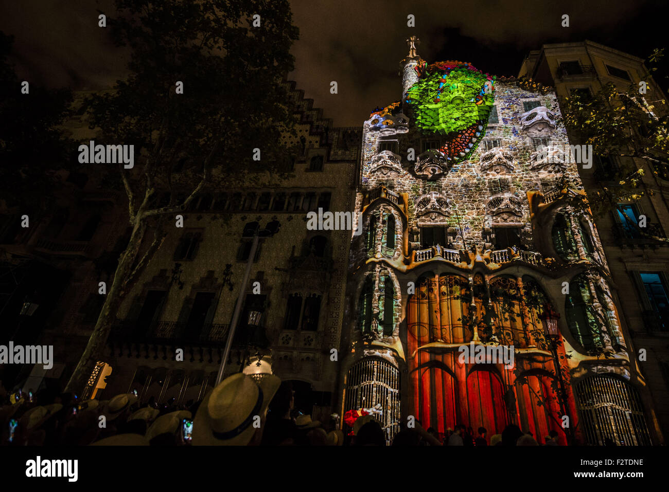 Barcellona, in Catalogna, Spagna. 23 Sep, 2015. Il drago di San Jordi's Legend, la Catalogna il patrono, soffia un enorme palla di fuoco sulla facciata della Casa Batllo durante un video mapping per celebrare 10 anni di iscrizione sulla Lista del Patrimonio Mondiale dell'Unesco come parte del "Opere di Antoni Gaudi' © Matthias Oesterle/ZUMA filo/Alamy Live News Foto Stock