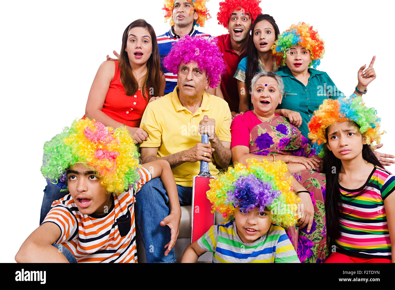 Gruppo indiano famiglia comune divano televisione che guarda il cricket Foto Stock