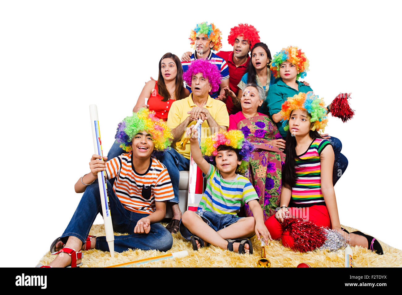 Gruppo indiano famiglia comune divano televisione che guarda il cricket Foto Stock