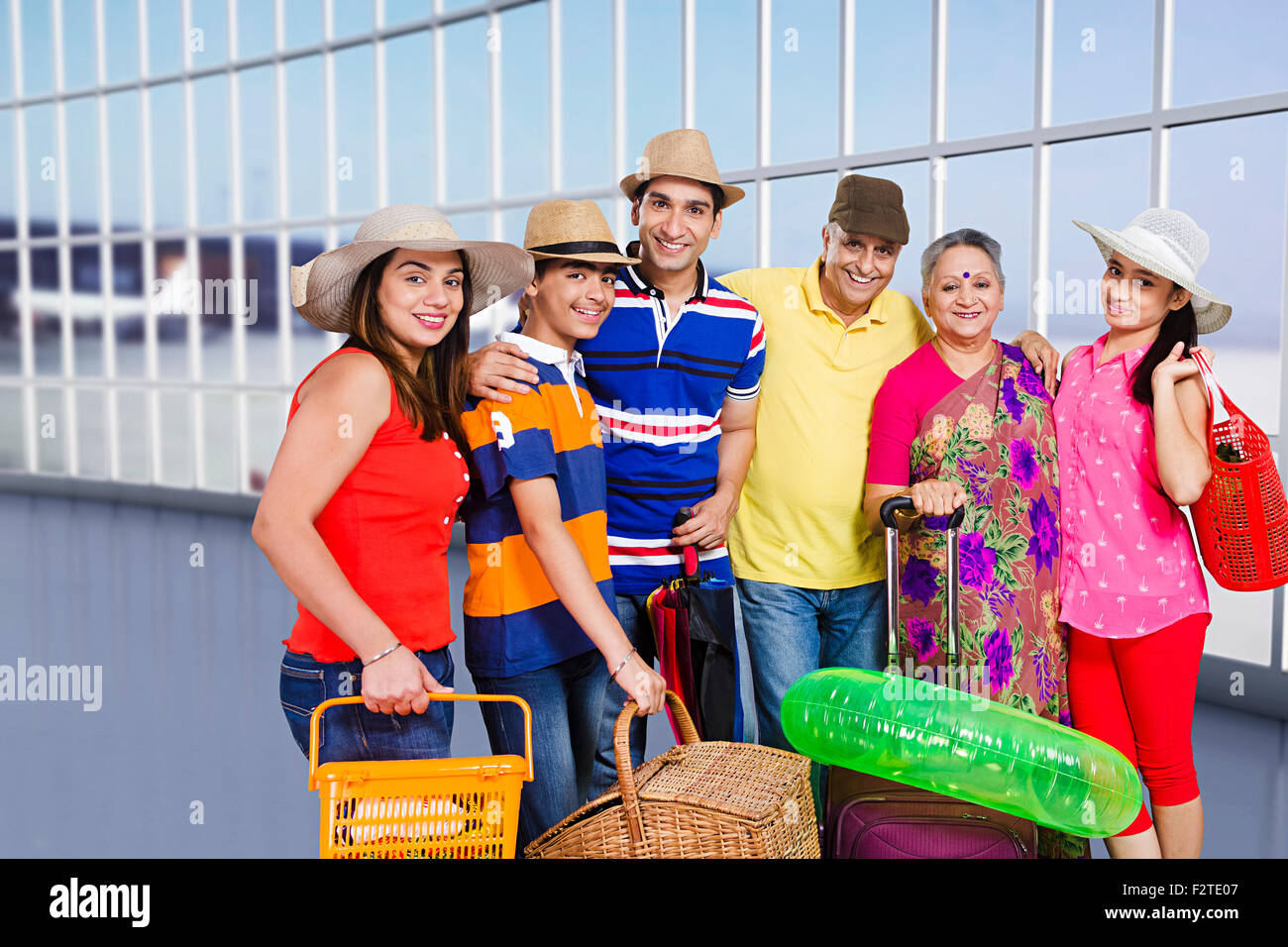 Gruppo indiano Joint famiglia Viaggi e Vacanze Picnic Foto Stock