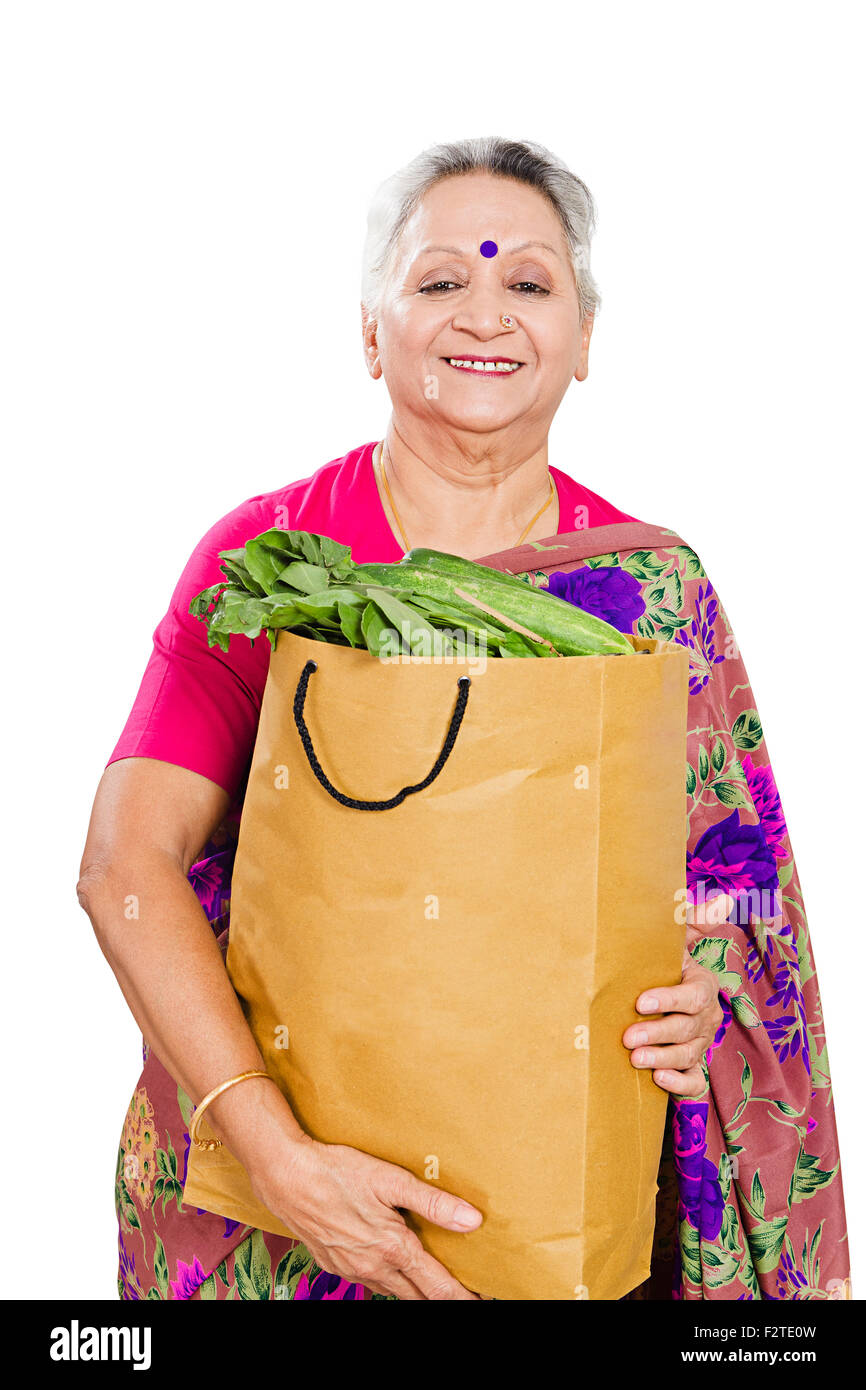 1 Senior indiano donna adulta vegetale Shopping bag Foto Stock