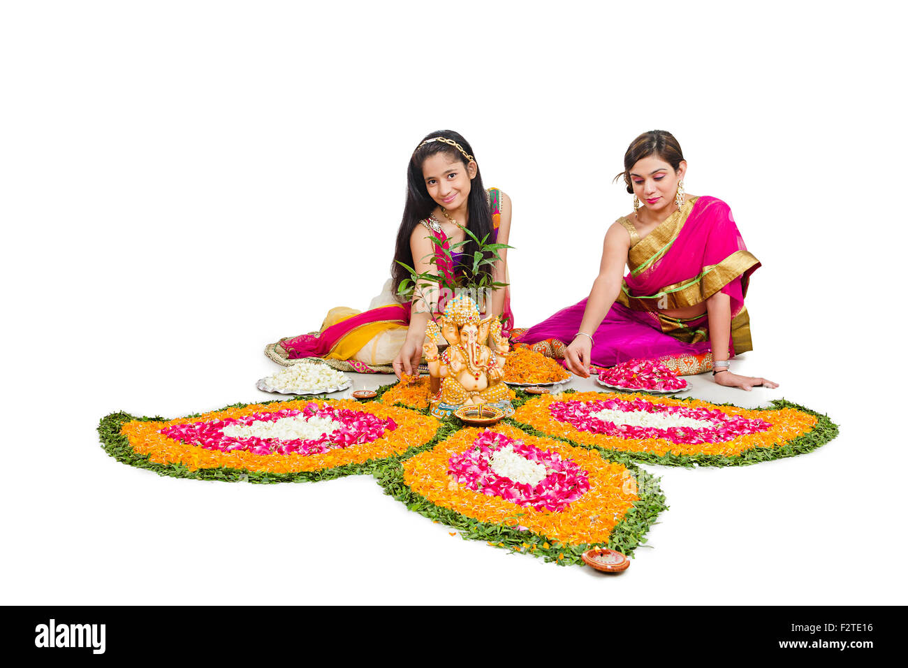 2 indian madre e figlia Diwali Festival Rangoli Foto Stock