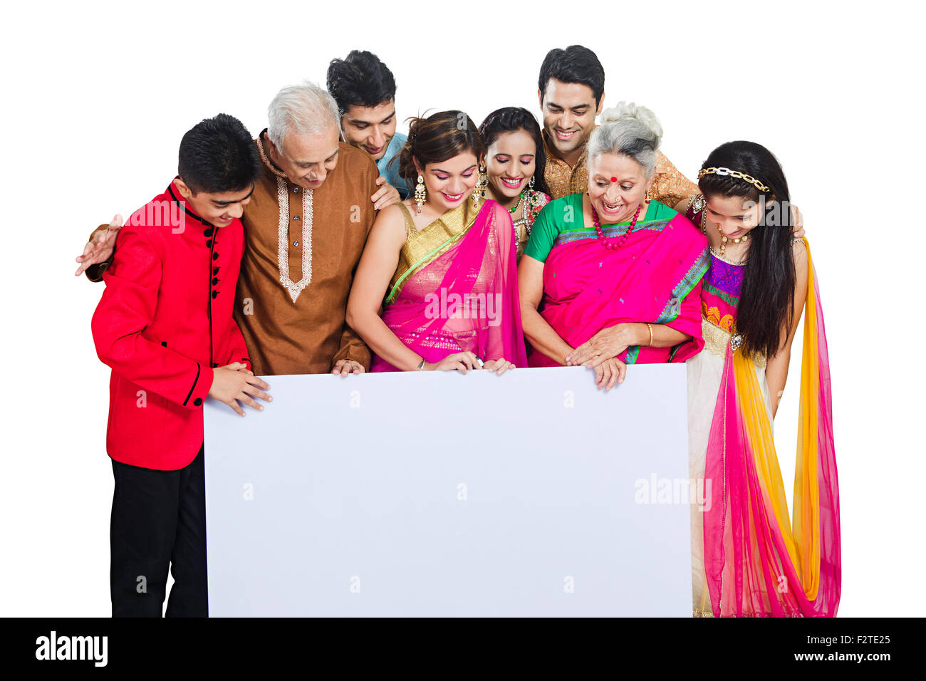Gruppo indiano famiglia comune Diwali Festival bacheca mostrando Foto Stock