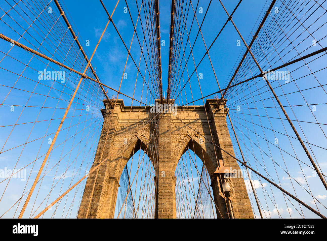 Il Ponte di Brooklyn a New York City è uno dei più antichi ponti negli Stati Uniti. Completato nel 1883 Foto Stock