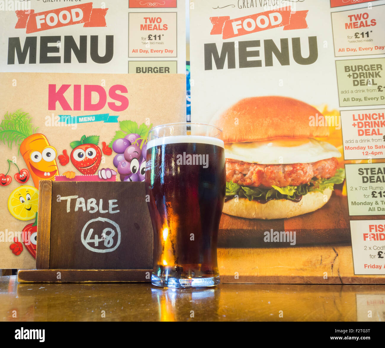 Pinta di birra con menu gastronomici al pub Wetherspoon in Inghilterra, Regno Unito Foto Stock