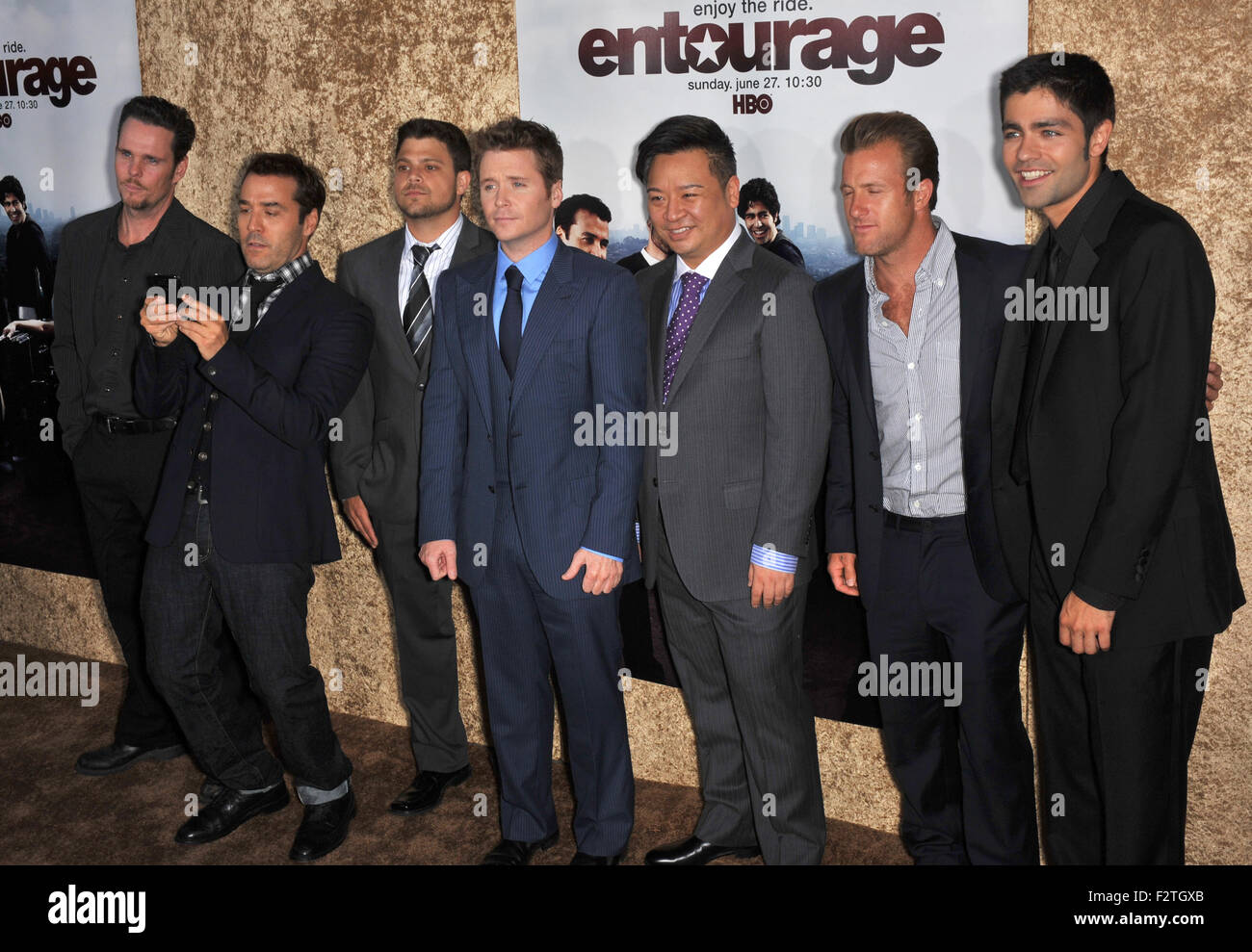 LOS ANGELES, CA - Giugno 16, 2010: Entourage stars Kevin Dillon, Jeremy Piven, Kevin Connolly, Jerry Ferrara, Adrian Grenier. Rex Lee & Scott Caan alla stagione sette premiere della loro serie TV "entourage" al Paramount Studios di Hollywood. Foto Stock