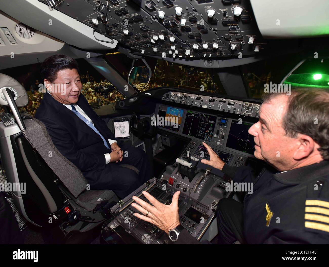 Seattle, Stati Uniti d'America. 23 Sep, 2015. Il presidente cinese Xi Jinping (L) della chat con un dipendente di Boeing a bordo di una 787 piano che presto sarà consegnato alla Cina di Xiamen Airlines durante la sua visita alla Boeing Company's aereo commerciale nella factory di Everett dello Stato di Washington, Stati Uniti, Sett. 23, 2015. Credito: Li Tao/Xinhua/Alamy Live News Foto Stock