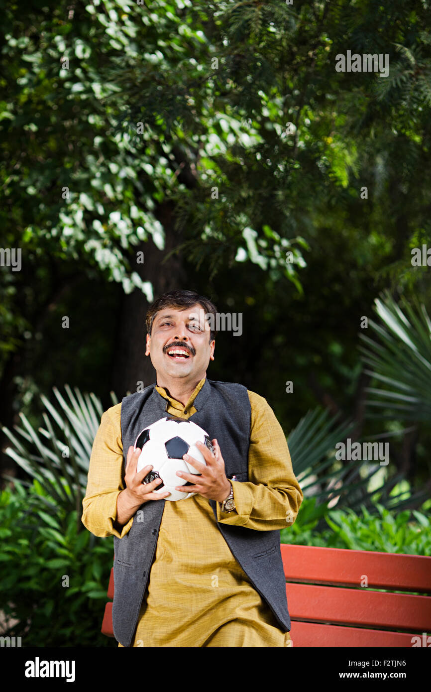 1 indian uomo adulto park a giocare il gioco del calcio Foto Stock