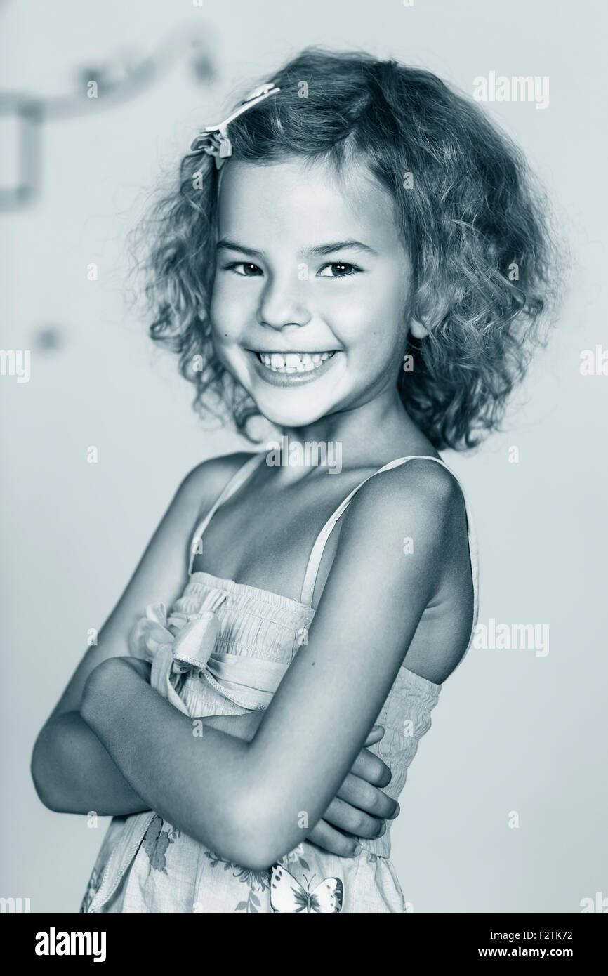 Ritratto di un sorridente graziosa bambina Foto Stock