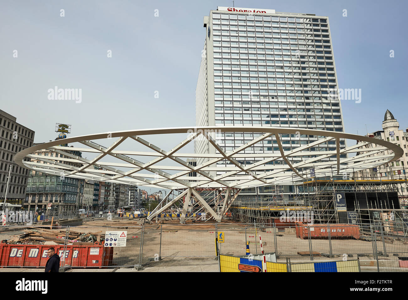 A Place Rogier a Bruxelles le travi di acciaio per la fondazione di per il futuro la tettoia è stata collocata a Bruxelles, in Belgio Foto Stock