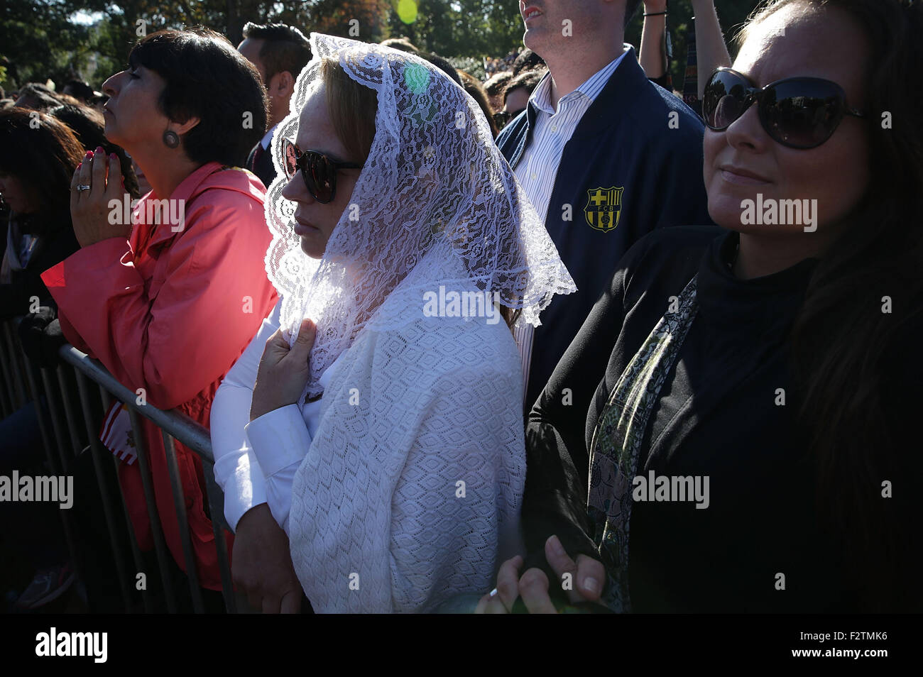 Washington, DC. 23 Sep, 2015. I membri del pubblico guarda la cerimonia di arrivo per il Papa Francesco sul prato sud della casa bianca il 23 settembre 2015 a Washington, DC. Il Papa inizia il suo primo viaggio negli Stati Uniti alla Casa Bianca seguita da una visita a San Matteo Cathedral e terrà poi una massa sui motivi della Basilica del Santuario Nazionale dell Immacolata Concezione. Credito: Alex Wong/Piscina via CNP - nessun filo SERVICE - Credit: dpa/Alamy Live News Foto Stock