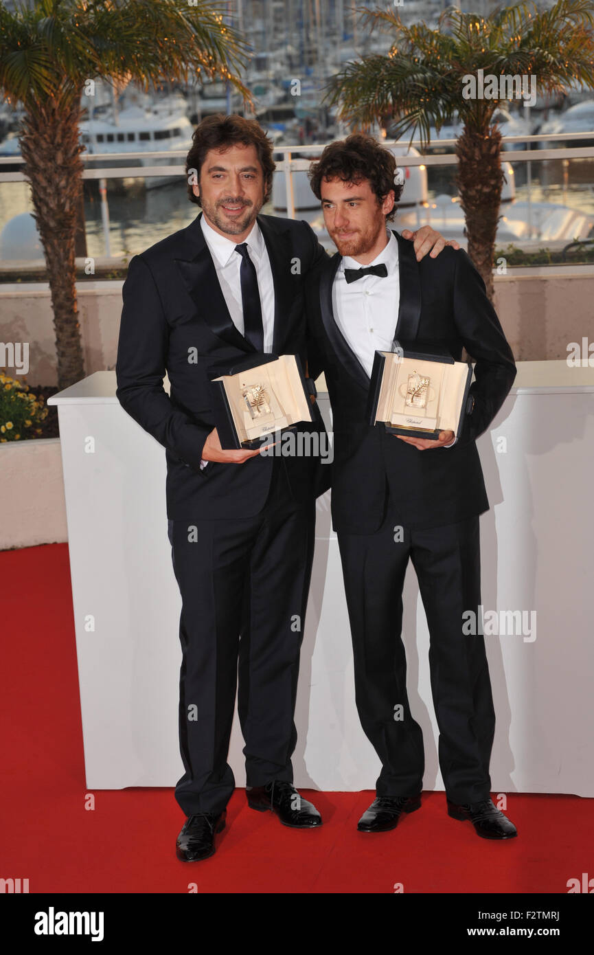 CANNES, Francia - 23 Maggio 2010: Javier Bardem (sinistra) & Elio Germano alla chiusura Awards Gala presso la 63a edizione del Festival de Cannes. Foto Stock