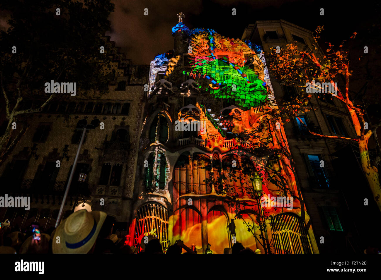 Barcellona, Spagna. Settembre 23rd, 2015: Il drago di San Jordi's Legend, la Catalogna il patrono, soffia un enorme palla di fuoco sulla facciata della Casa Batllo durante un video mapping per celebrare 10 anni di iscrizione sulla Lista del Patrimonio Mondiale dell'Unesco come parte del "Opere di Antoni Gaudi' Credit: matthi/Alamy Live News Foto Stock