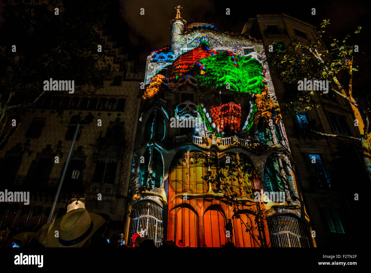 Barcellona, Spagna. Settembre 23rd, 2015: Il drago di San Jordi's Legend, la Catalogna il patrono, soffia un enorme palla di fuoco sulla facciata della Casa Batllo durante un video mapping per celebrare 10 anni di iscrizione sulla Lista del Patrimonio Mondiale dell'Unesco come parte del "Opere di Antoni Gaudi' Credit: matthi/Alamy Live News Foto Stock