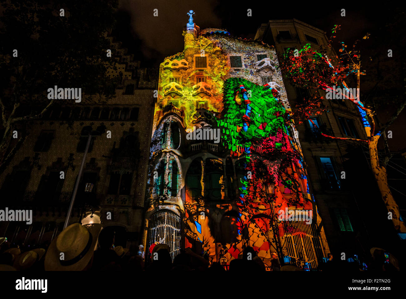 Barcellona, Spagna. Settembre 23rd, 2015: Il drago di San Jordi's Legend, la Catalogna il patrono, soffia un enorme palla di fuoco sulla facciata della Casa Batllo durante un video mapping per celebrare 10 anni di iscrizione sulla Lista del Patrimonio Mondiale dell'Unesco come parte del "Opere di Antoni Gaudi' Credit: matthi/Alamy Live News Foto Stock