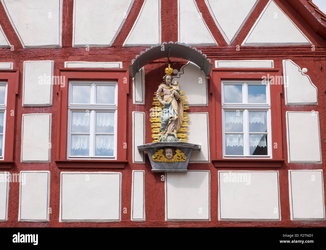 Madonna figura su una casa in legno e muratura, Iphofen, Franconia, bassa Franconia, Franconia, Baviera, Germania Foto Stock