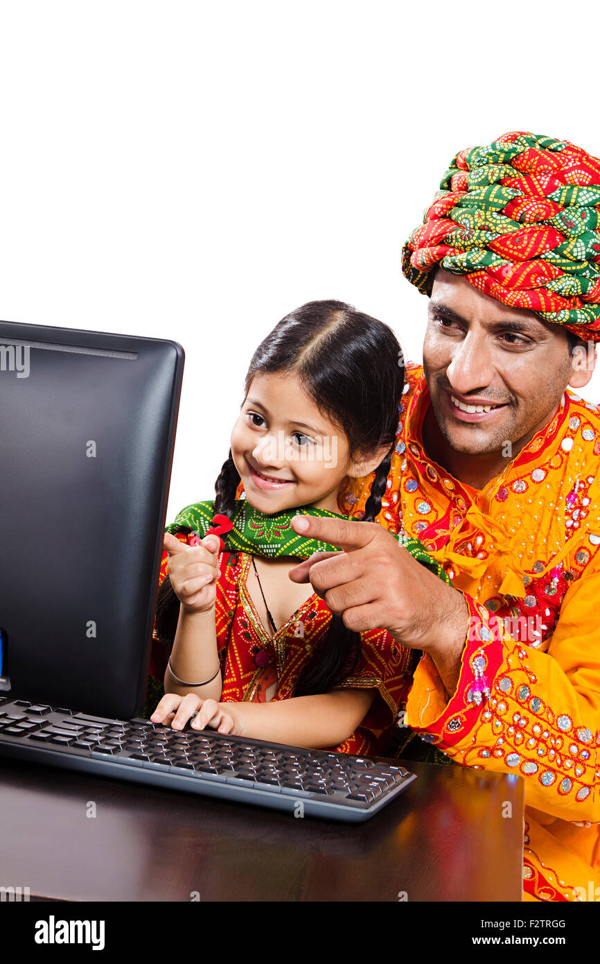 2 indiano abitante di Rajasthani padre e figlia educazione informatica puntare il dito che mostra Foto Stock