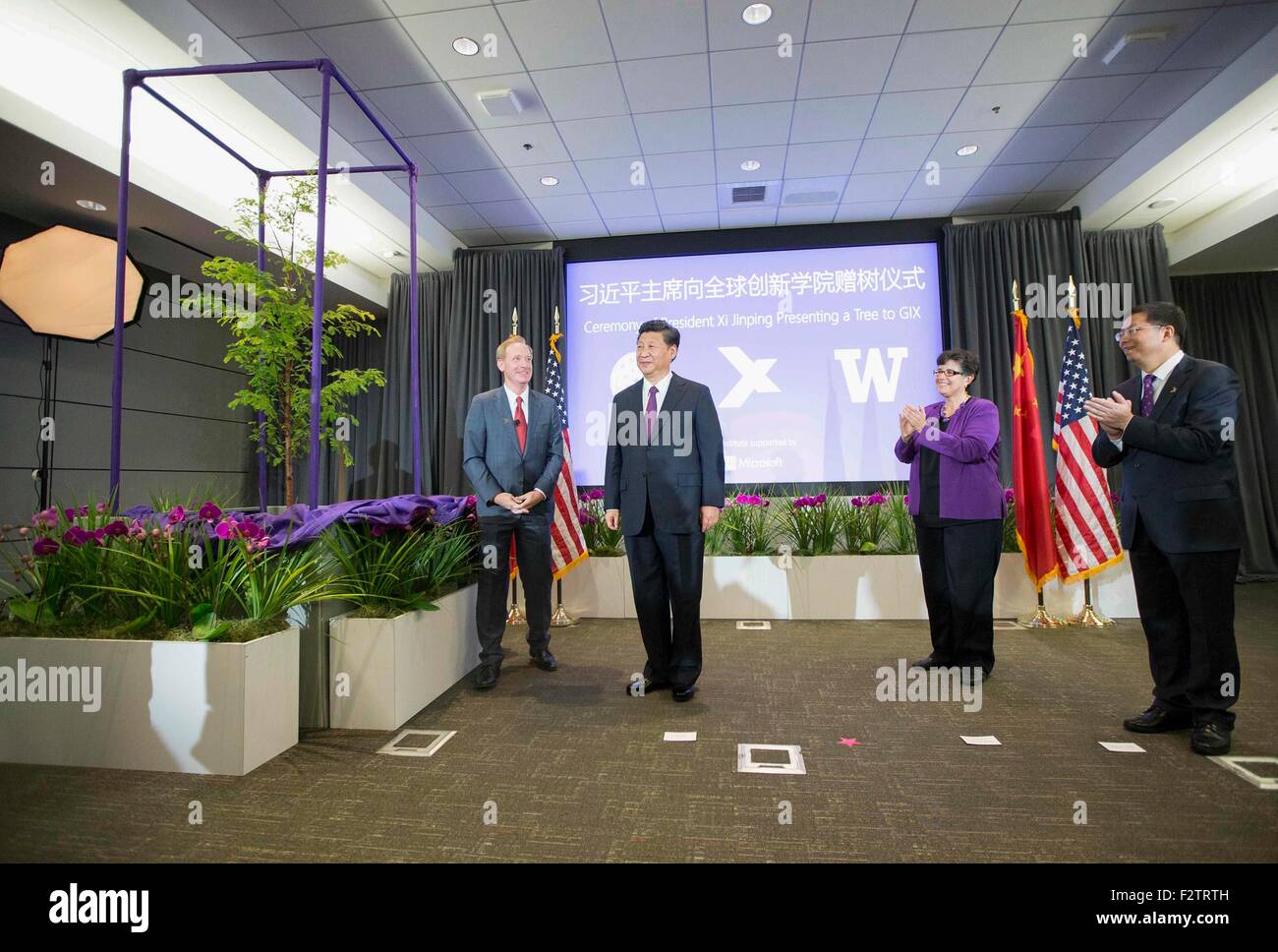 Seattle, Stati Uniti d'America. 23 Sep, 2015. Il presidente cinese Xi Jinping (2 L) presenta un alberello di metasequoia per contrassegnare la creazione di innovazione globale Exchange, un partenariato istituito congiuntamente dalle Università di Washington e Tsinghua University, durante la sua visita alla sede centrale Microsoft a Redmond dello Stato di Washington, Stati Uniti, Sett. 23, 2015. Credit: Lan Hongguang/Xinhua/Alamy Live News Foto Stock