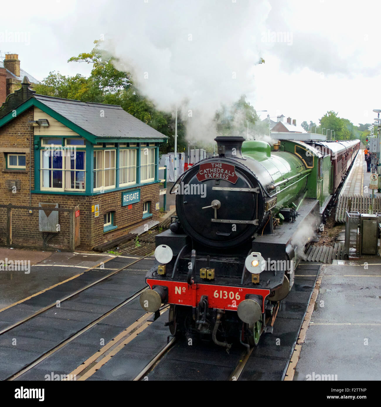 Reigate, Surrey, Regno Unito. 24 Settembre, 2015. La Cattedrale di LNER Express B1 classe 4-6-0 n. 61306 "Mayflower" treno a vapore che percorre a piedi del North Downs attraverso Reigate, Surrey, 0901hrs Giovedì 24 Settembre 2015 en route a Worcester. Credito: Foto di Lindsay Constable/Alamy Live News Foto Stock