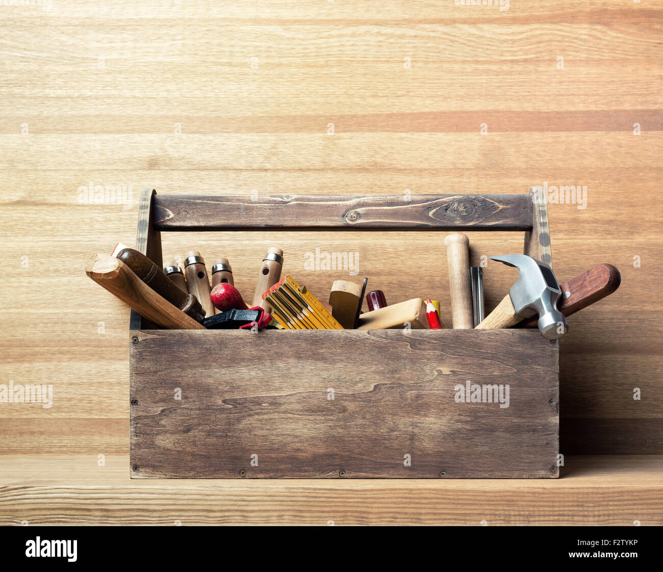 La casella degli strumenti di legno sul tavolo Foto Stock