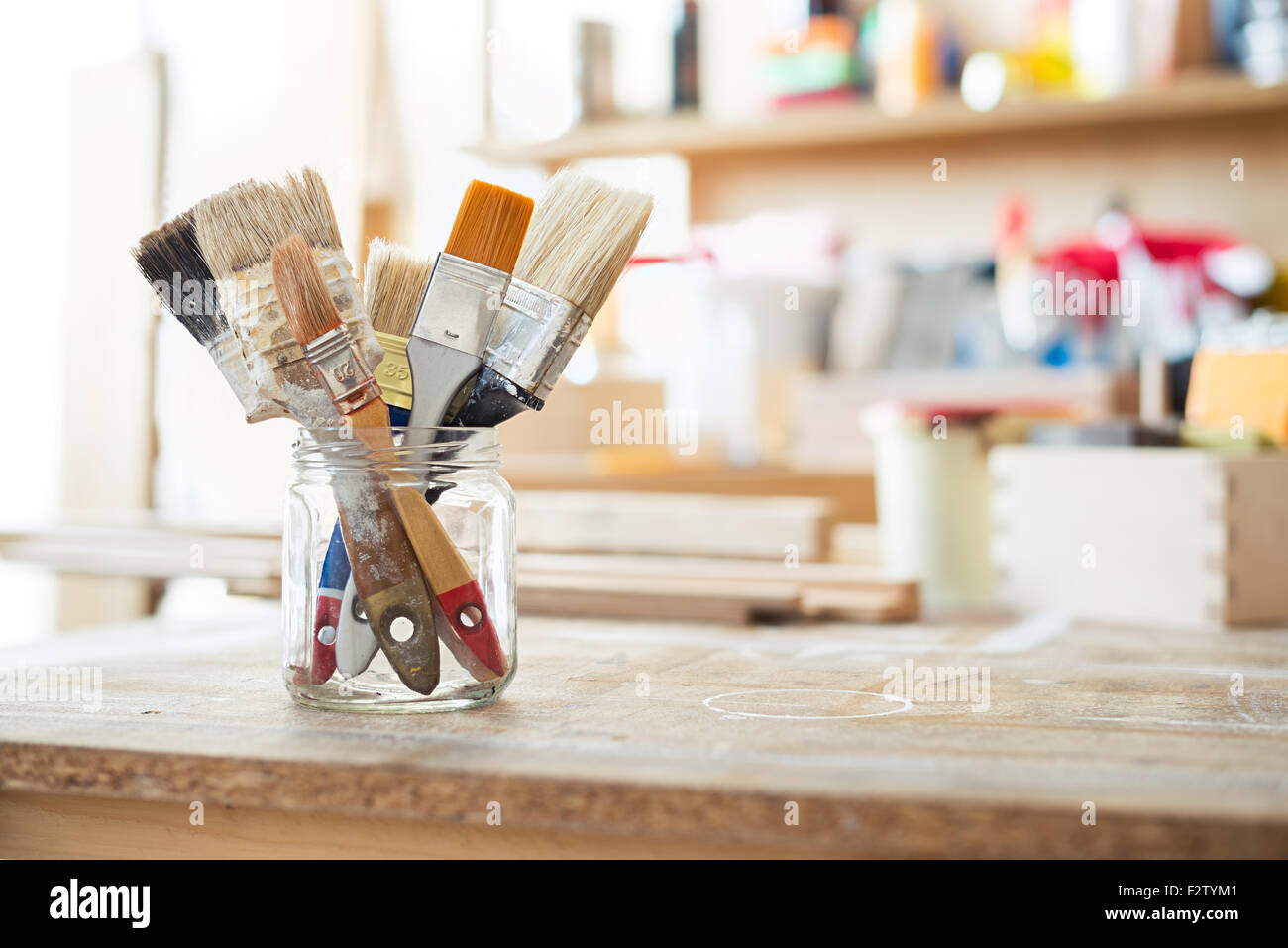 Pennelli per dipingere sul tavolo in un workshop. Foto Stock