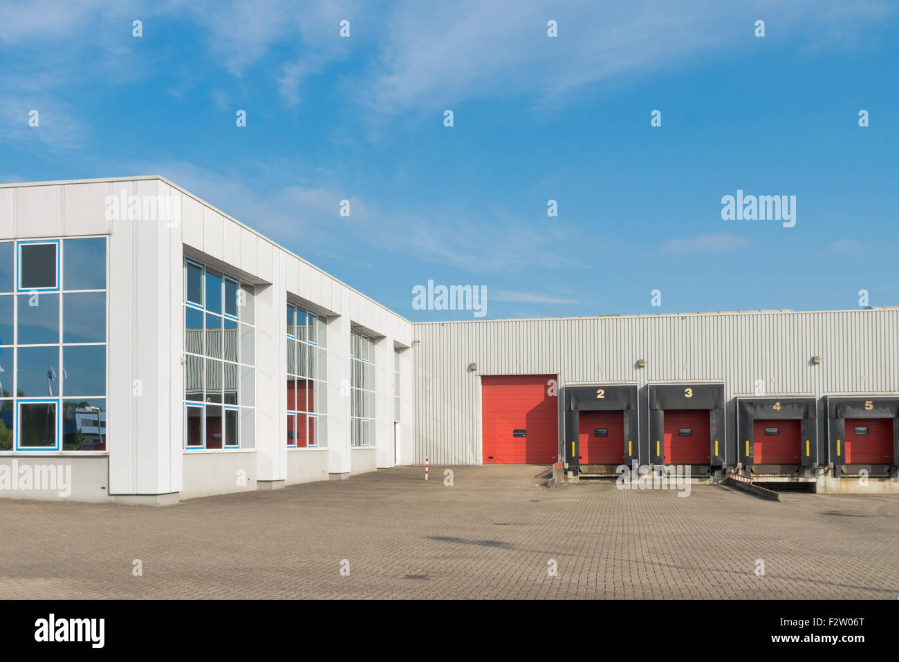 Esterno di un grande magazzino con banchine di carico Foto Stock