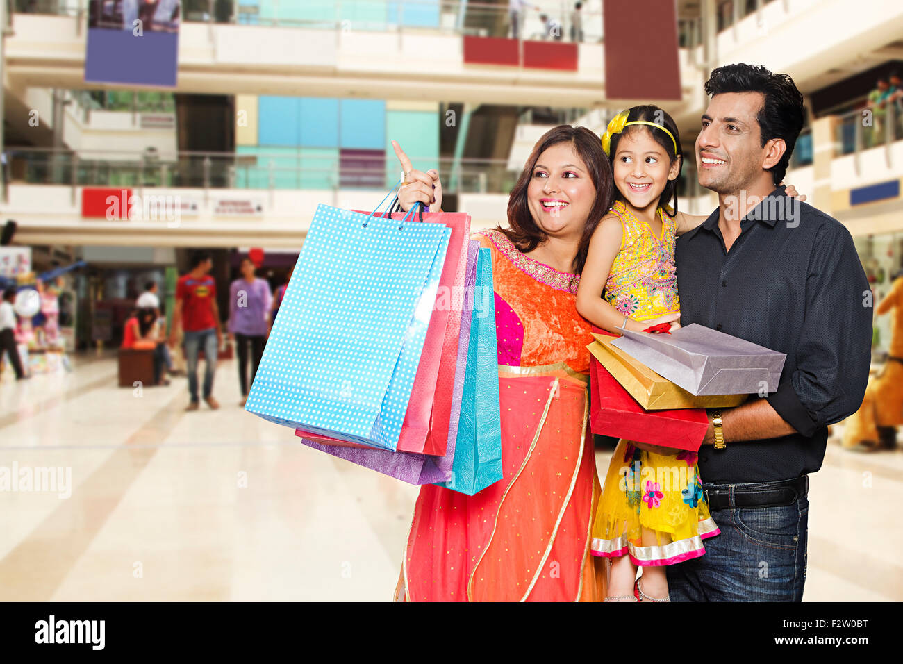3 indian genitori e figlia Mall Shopping Foto Stock