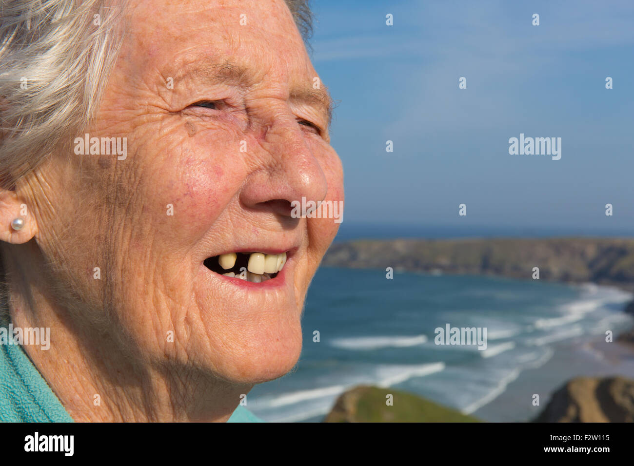 Felice Anziano pensionato femminile con problemi dentali e dente mancante ma sorridente Foto Stock