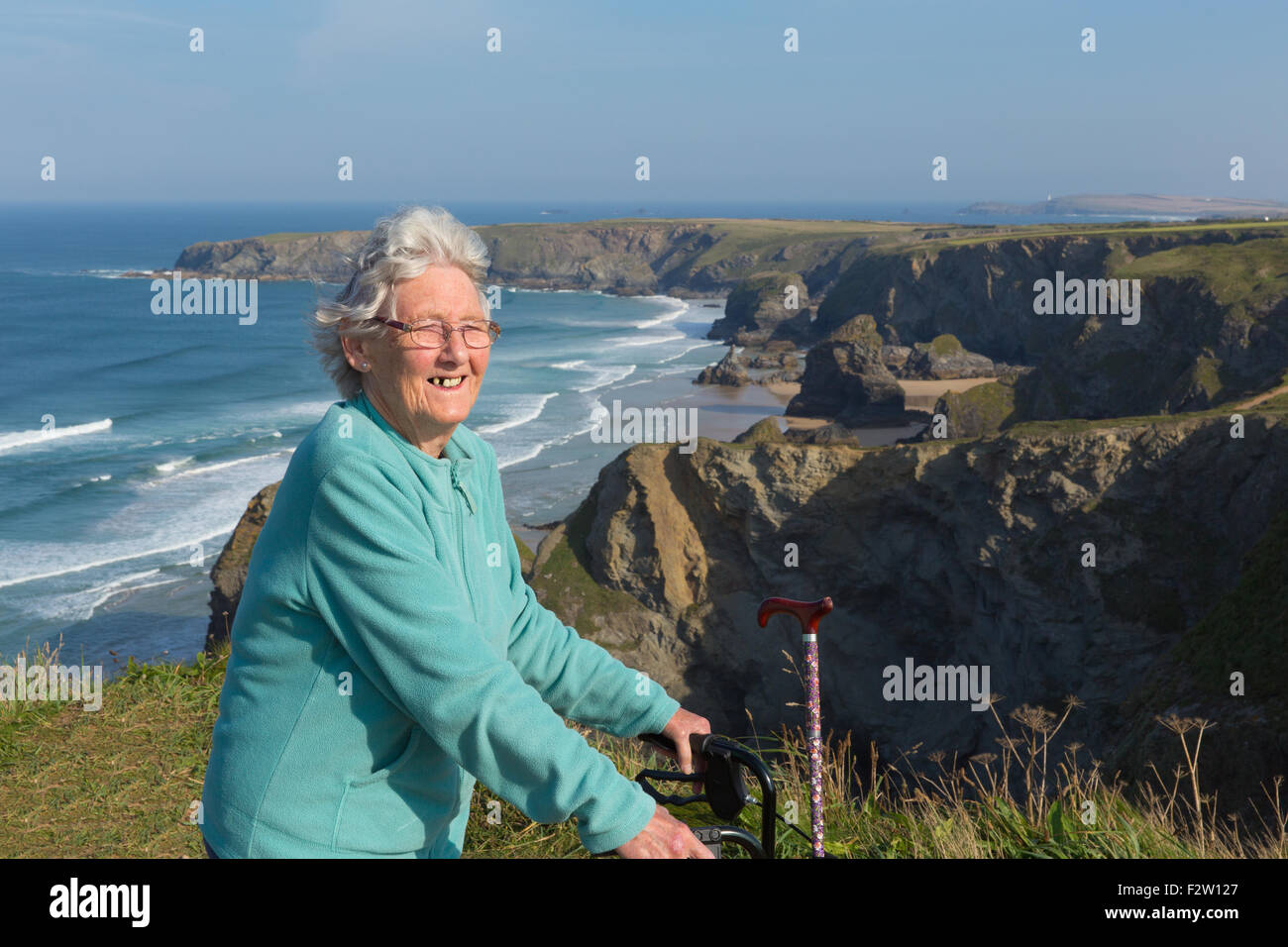 Active old Lady titolare di pensione o di rendita con da costa bellissima scena Bedruthan Steps Cornwall Regno Unito Foto Stock