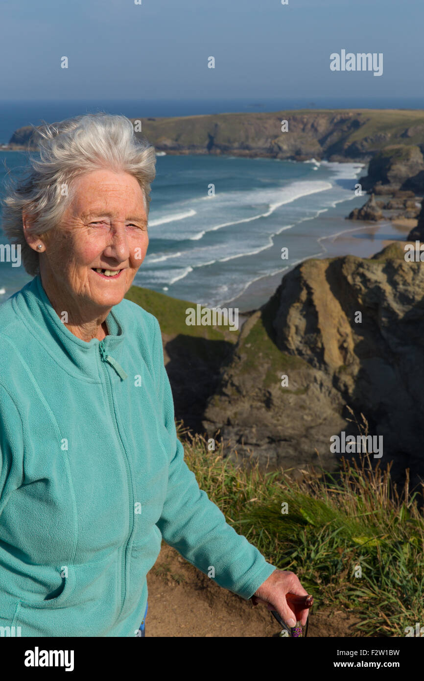Signora anziana pensionata nel suo degli anni ottanta con i capelli al vento e bastone da costa bellissima scena Foto Stock