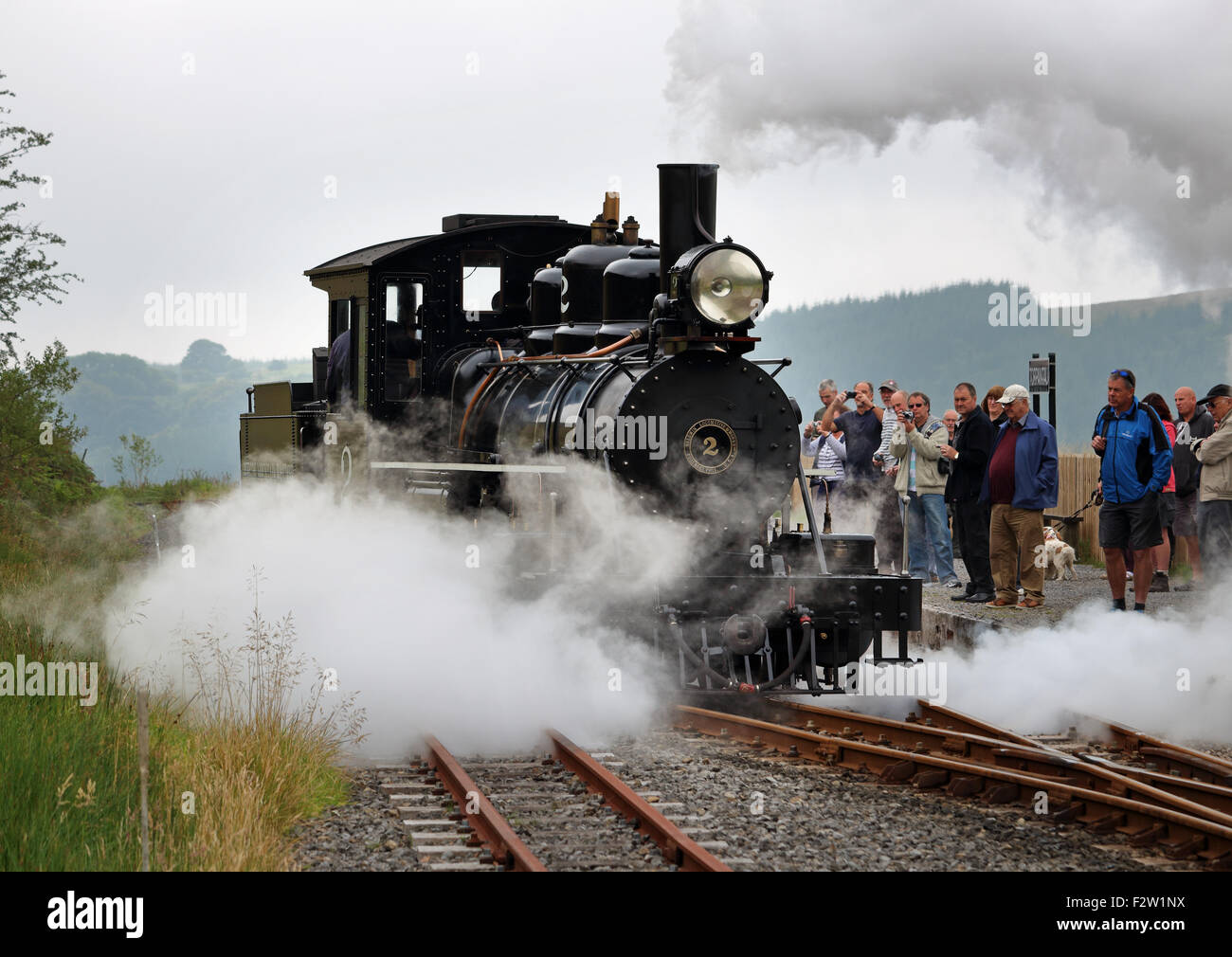 I turisti a guardare una locomotiva a vapore sulla piattaforma alla stazione Torpantau sul Brecon ferrovia di montagna Foto Stock