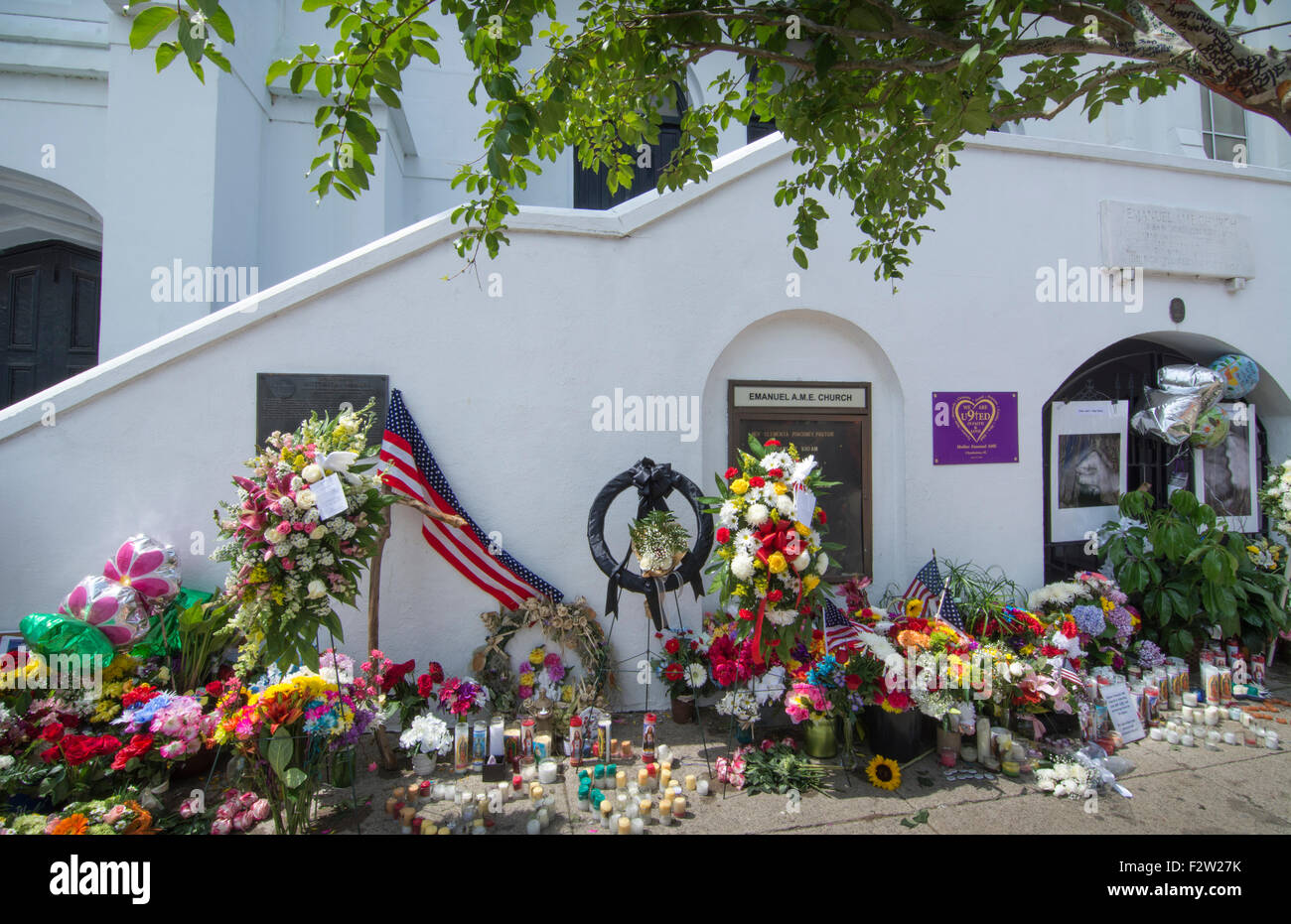 Famoso Emanuel A.M.E. Chiesa in Charleston, Carolina del Sud chiesa nera fiori e i messaggi e i segni lasciati da persone Foto Stock