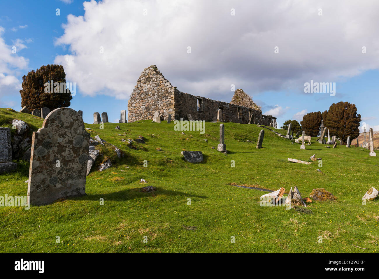 Cimitero sull'Isola di Skye nelle Highlands della Scozia con il lago, neve e pile di pietra. Foto Stock