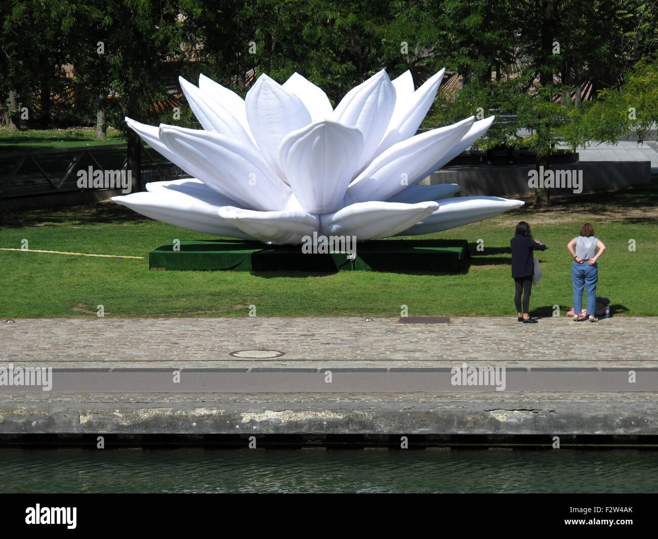 White Lotus da Choi Jeong-hwa,Corea del Sud,L'Air des Geants,giganti aria,esposizioni,Parc de la Villette, Parigi, Francia Foto Stock