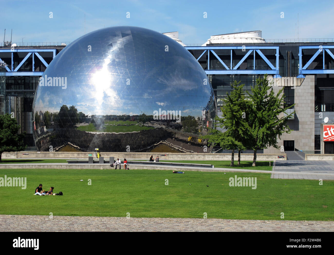 Il Geode,a schermo gigante,cinema Cite des sciences et de l'industrie,città delle scienze e dell'industria,parc de la Villette, Parigi, Francia Foto Stock