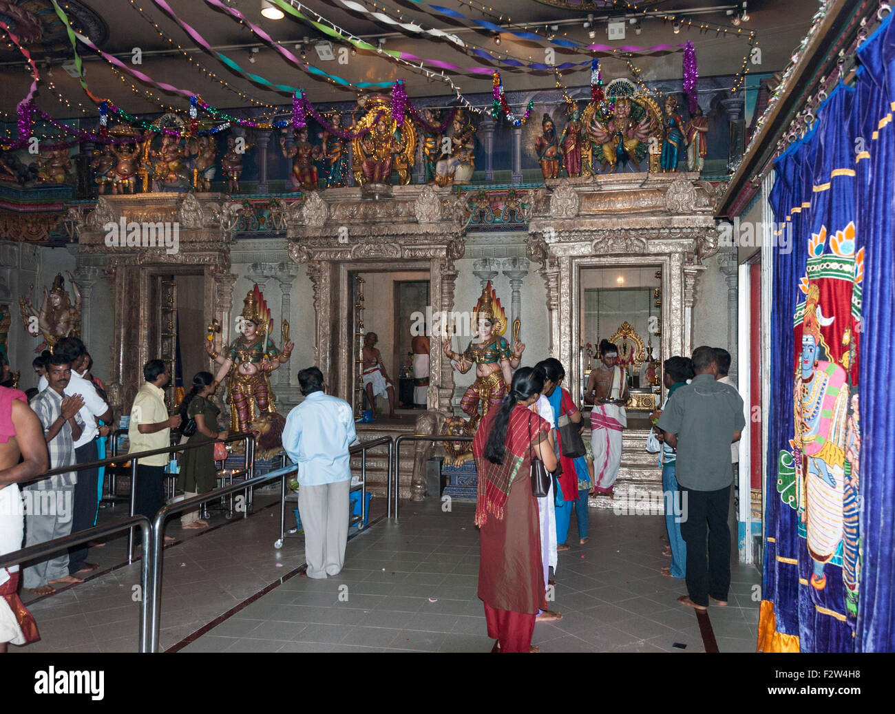 SINGAPORE,- 10 marzo 2007 : Persone godendo all'interno Kaliamman Tempio a Singapore il 10 marzo 2007, questo tempio è il più grande h Foto Stock