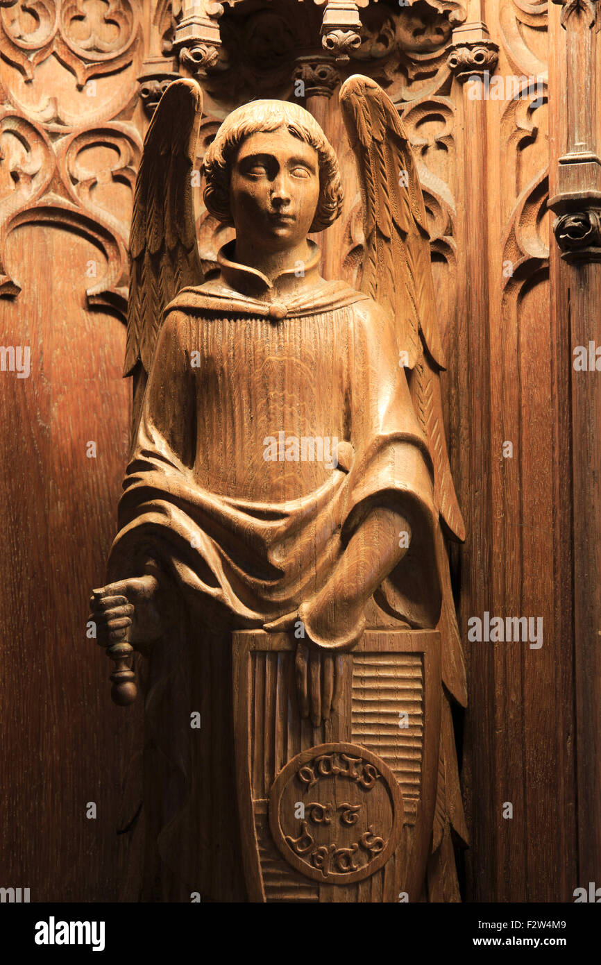 Legno intagliato la statua di un angelo presso la chiesa di Santa Caterina a Mechelen, Belgio Foto Stock