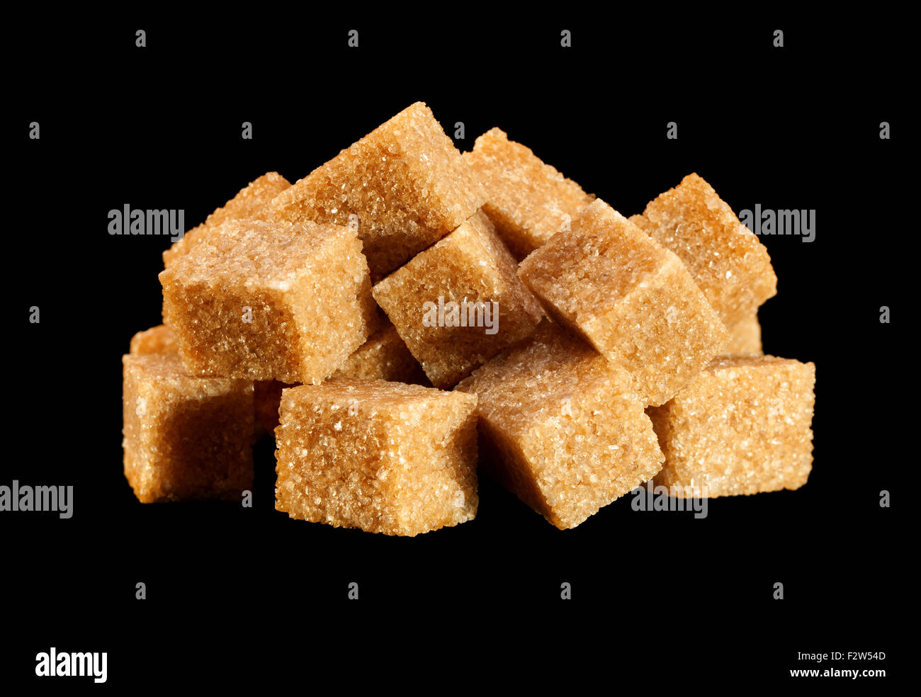 Con il tetto di paglia Brown Sugar Cube isolato su nero Foto Stock